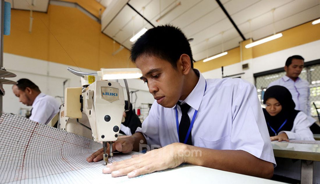 Penyandang disabilitas mengikuti pelatihan kerja Menjahit di Balai Besar Rehabilitasi Vokasional Bina Daksa (BBRVBD) Kementerian Sosial, Cibinong, Bogor, Kamis (30/1). Pelatihan diberikan untuk masuk ke dunia kerja. - JPNN.com