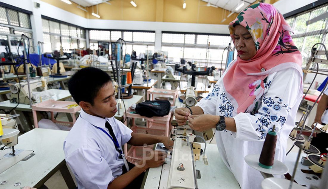 Penyandang disabilitas mengikuti pelatihan kerja Menjahit di Balai Besar Rehabilitasi Vokasional Bina Daksa (BBRVBD) Kementerian Sosial, Cibinong, Bogor, Kamis (30/1). Pelatihan diberikan untuk masuk ke dunia kerja. - JPNN.com