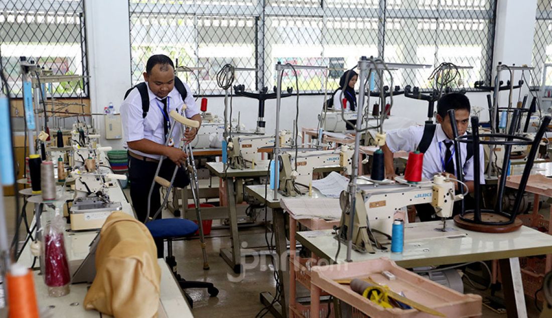 Penyandang disabilitas mengikuti pelatihan kerja Menjahit di Balai Besar Rehabilitasi Vokasional Bina Daksa (BBRVBD) Kementerian Sosial, Cibinong, Bogor, Kamis (30/1). Pelatihan diberikan untuk masuk ke dunia kerja. - JPNN.com