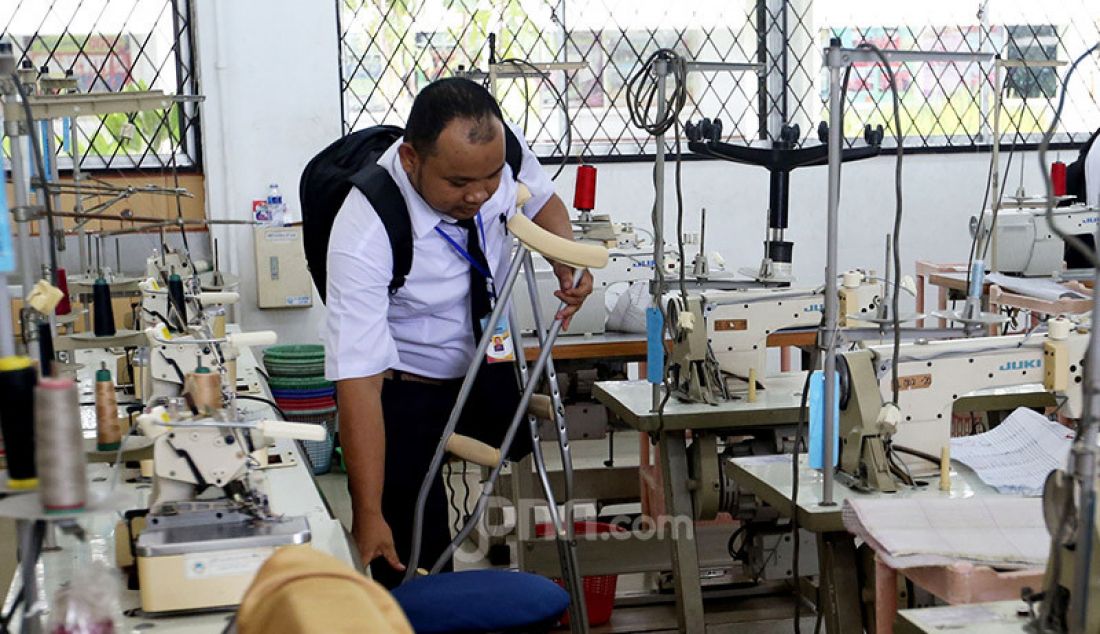 Penyandang disabilitas mengikuti pelatihan kerja Menjahit di Balai Besar Rehabilitasi Vokasional Bina Daksa (BBRVBD) Kementerian Sosial, Cibinong, Bogor, Kamis (30/1). Pelatihan diberikan untuk masuk ke dunia kerja. - JPNN.com