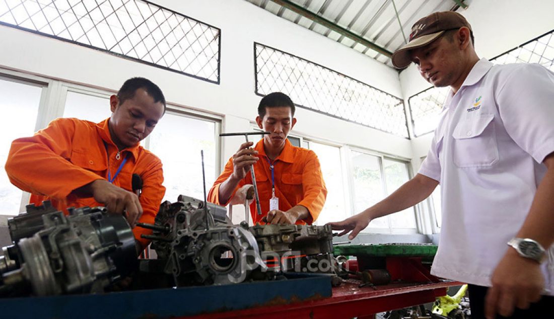 Penyandang disabilitas mengikuti pelatihan kerja Otomotif di Balai Besar Rehabilitasi Vokasional Bina Daksa (BBRVBD) Kementerian Sosial, Cibinong, Bogor, Kamis (30/1). Pelatihan diberikan untuk masuk ke dunia kerja. - JPNN.com