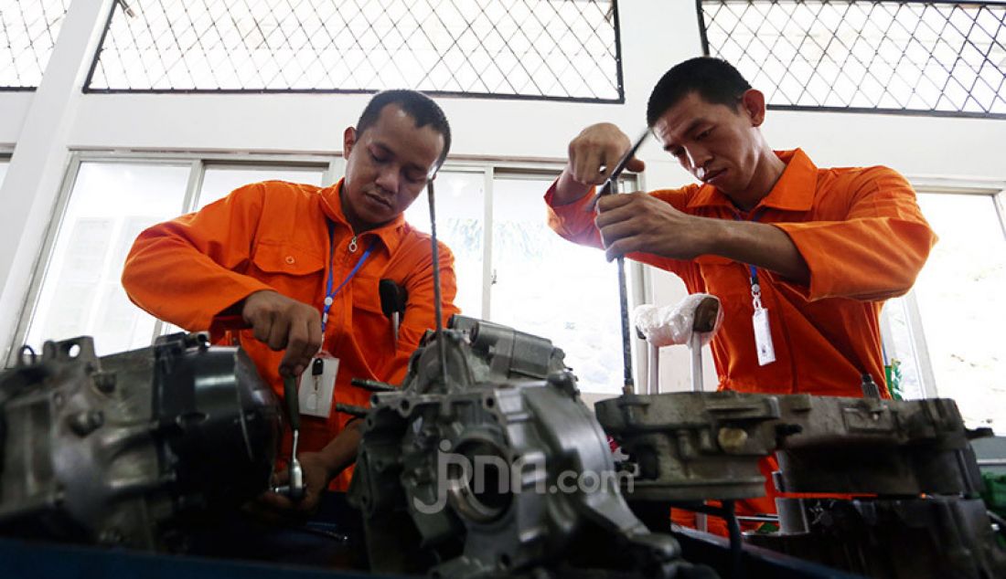 Penyandang disabilitas mengikuti pelatihan kerja Otomotif di Balai Besar Rehabilitasi Vokasional Bina Daksa (BBRVBD) Kementerian Sosial, Cibinong, Bogor, Kamis (30/1). Pelatihan diberikan untuk masuk ke dunia kerja. - JPNN.com