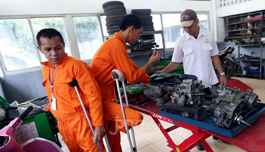 Penyandang disabilitas mengikuti pelatihan kerja Otomotif di Balai Besar Rehabilitasi Vokasional Bina Daksa (BBRVBD) Kementerian Sosial, Cibinong, Bogor, Kamis (30/1). Pelatihan diberikan untuk masuk ke dunia kerja. - JPNN.com