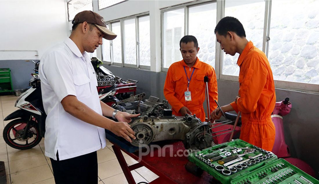 Penyandang disabilitas mengikuti pelatihan kerja Otomotif di Balai Besar Rehabilitasi Vokasional Bina Daksa (BBRVBD) Kementerian Sosial, Cibinong, Bogor, Kamis (30/1). Pelatihan diberikan untuk masuk ke dunia kerja. - JPNN.com