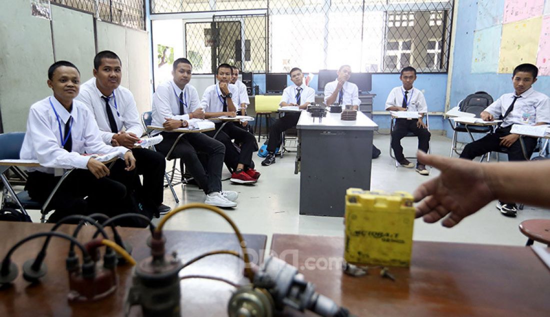 Penyandang disabilitas mengikuti pelatihan kerja Otomotif di Balai Besar Rehabilitasi Vokasional Bina Daksa (BBRVBD) Kementerian Sosial, Cibinong, Bogor, Kamis (30/1). Pelatihan diberikan untuk masuk ke dunia kerja. - JPNN.com