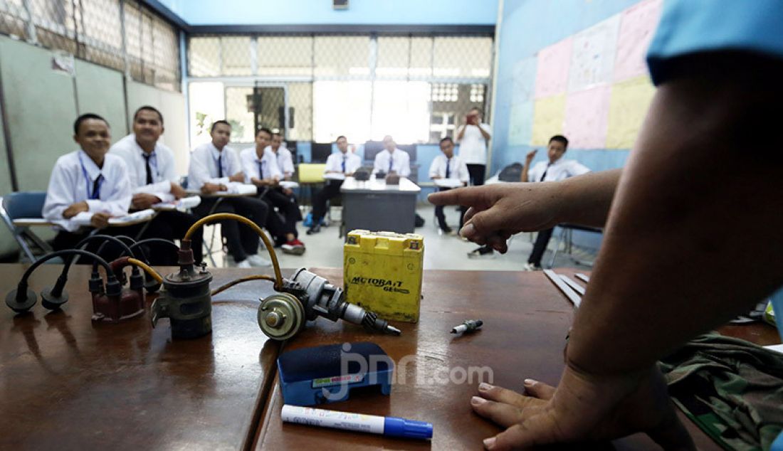 Penyandang disabilitas mengikuti pelatihan kerja Otomotif di Balai Besar Rehabilitasi Vokasional Bina Daksa (BBRVBD) Kementerian Sosial, Cibinong, Bogor, Kamis (30/1). Pelatihan diberikan untuk masuk ke dunia kerja. - JPNN.com