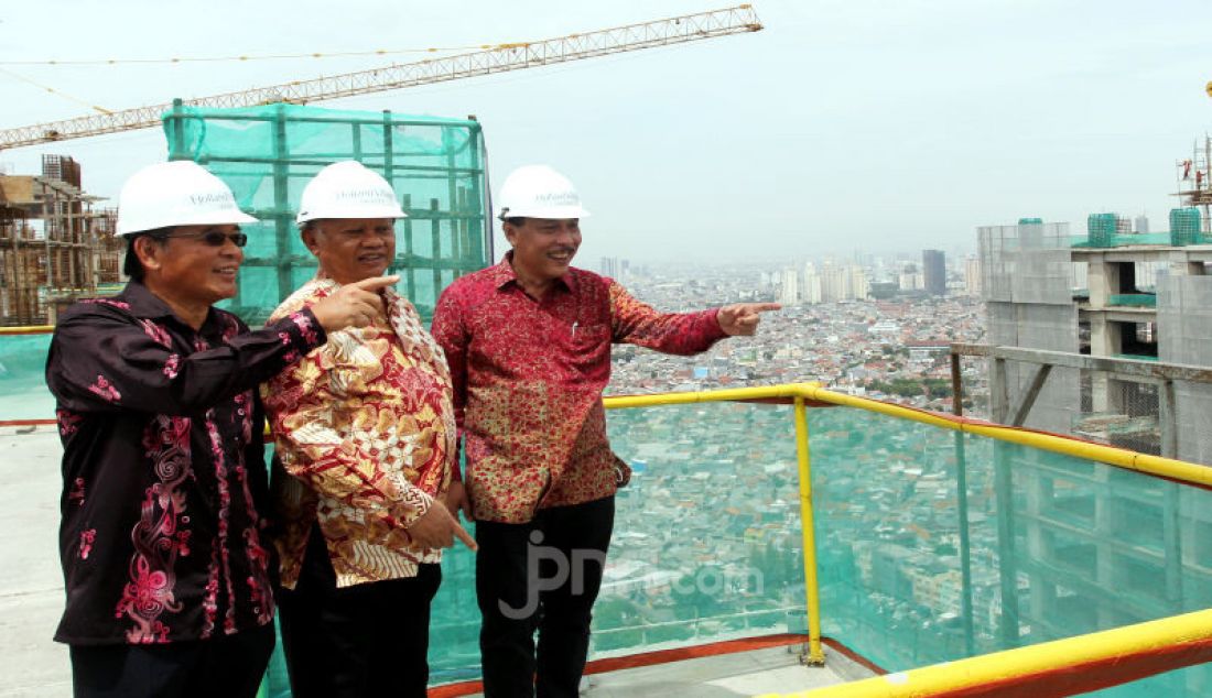 Kiri: Chief Development & Project Officer LK Peter Yu, Presdir LK Ketut Budi Wijaya dan Board of Directors PT NKE , Tbk Ganda Kusuma saat topping off Holland Village Jakarta Apartment, Jakarta, Kamis (30/1). - JPNN.com