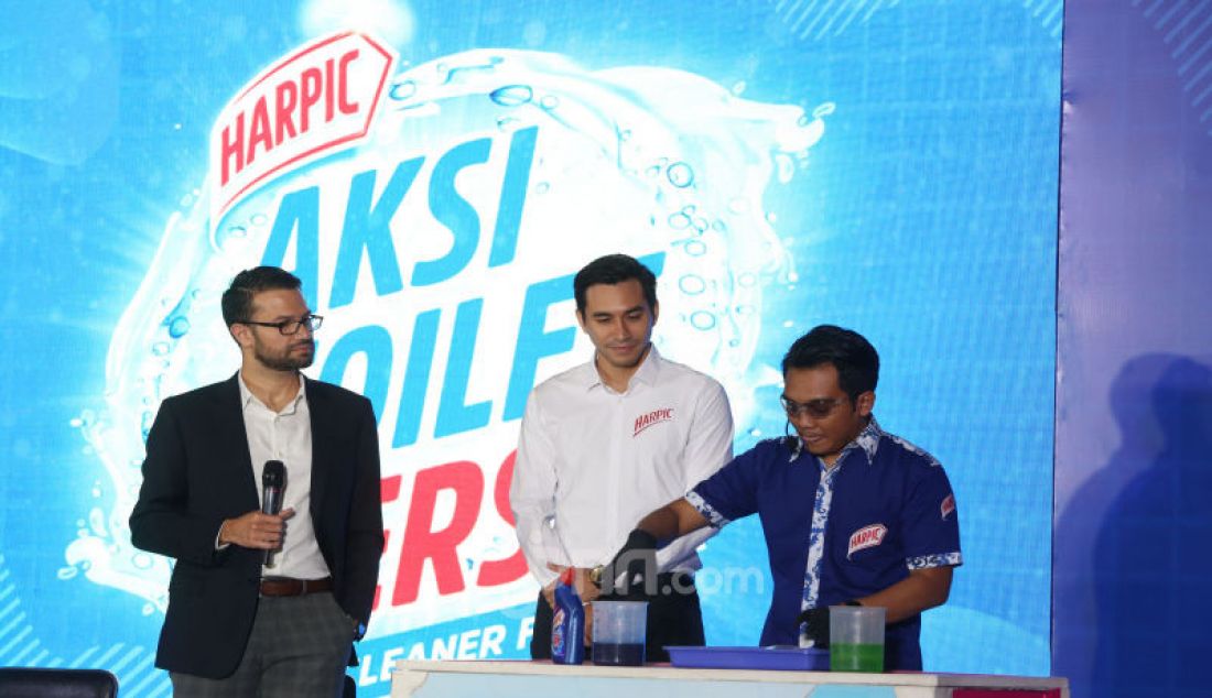 Brand Ambassador Harpic Darius Sinathrya dan General Manager Reckitt Benckiser Hygiene Home Indonesia Karim Kamel saat Kampanye Aksi Toilet 10X Lebih Bersih bertema 