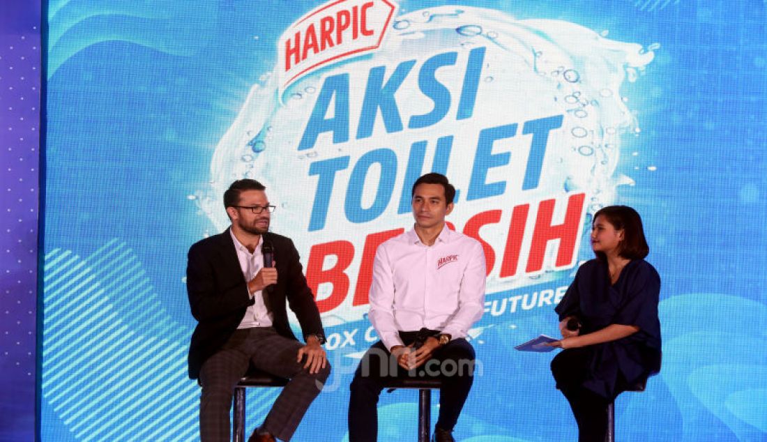 Brand Ambassador Harpic Darius Sinathrya dan General Manager Reckitt Benckiser Hygiene Home Indonesia Karim Kamel saat Kampanye Aksi Toilet 10X Lebih Bersih bertema 