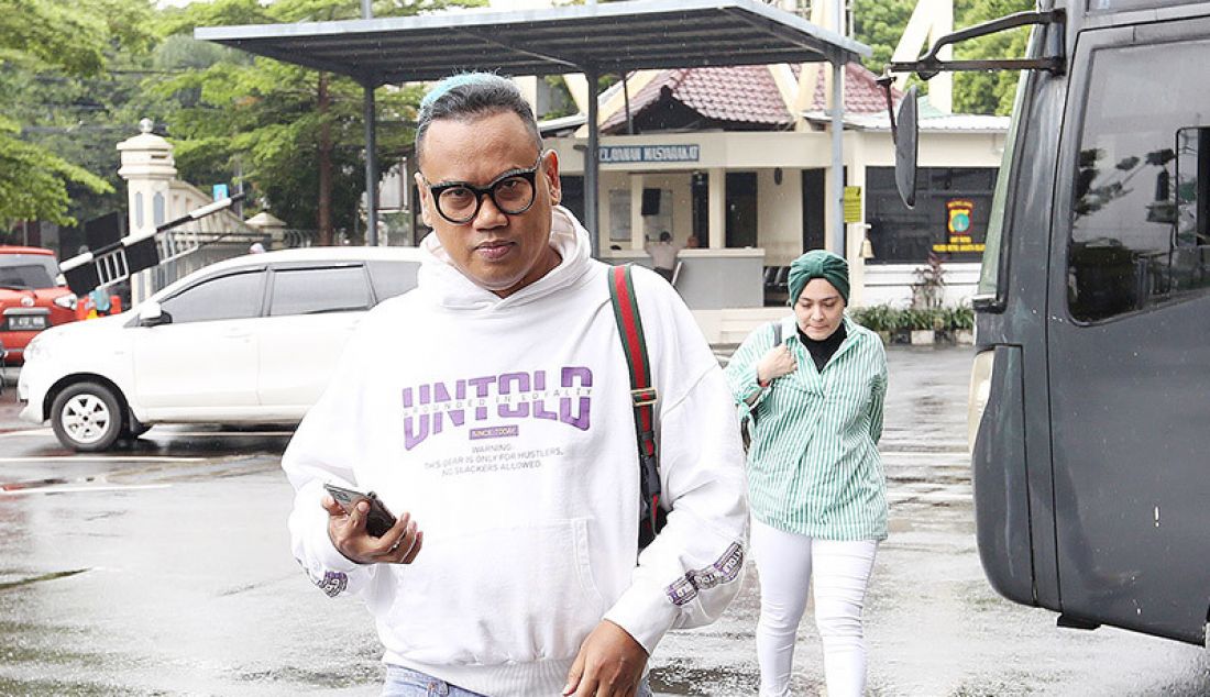 Artis Uya Kuya bersama istrinya, Astrid Khairunisha saat menjengguk Nikita Mirzani di Polres Jaksel sebelum dipindahkan ke Kejaksaan Negeri Jakarta Selatan, Senin (3/2). - JPNN.com