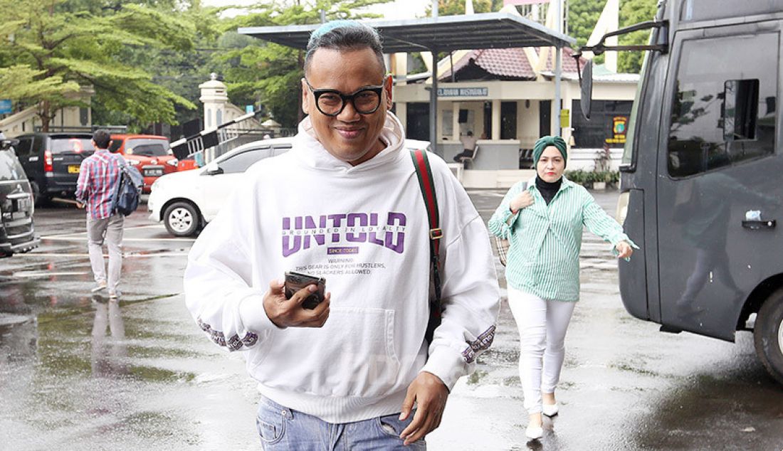 Artis Uya Kuya bersama istrinya, Astrid Khairunisha saat menjengguk Nikita Mirzani di Polres Jaksel sebelum dipindahkan ke Kejaksaan Negeri Jakarta Selatan, Senin (3/2). - JPNN.com