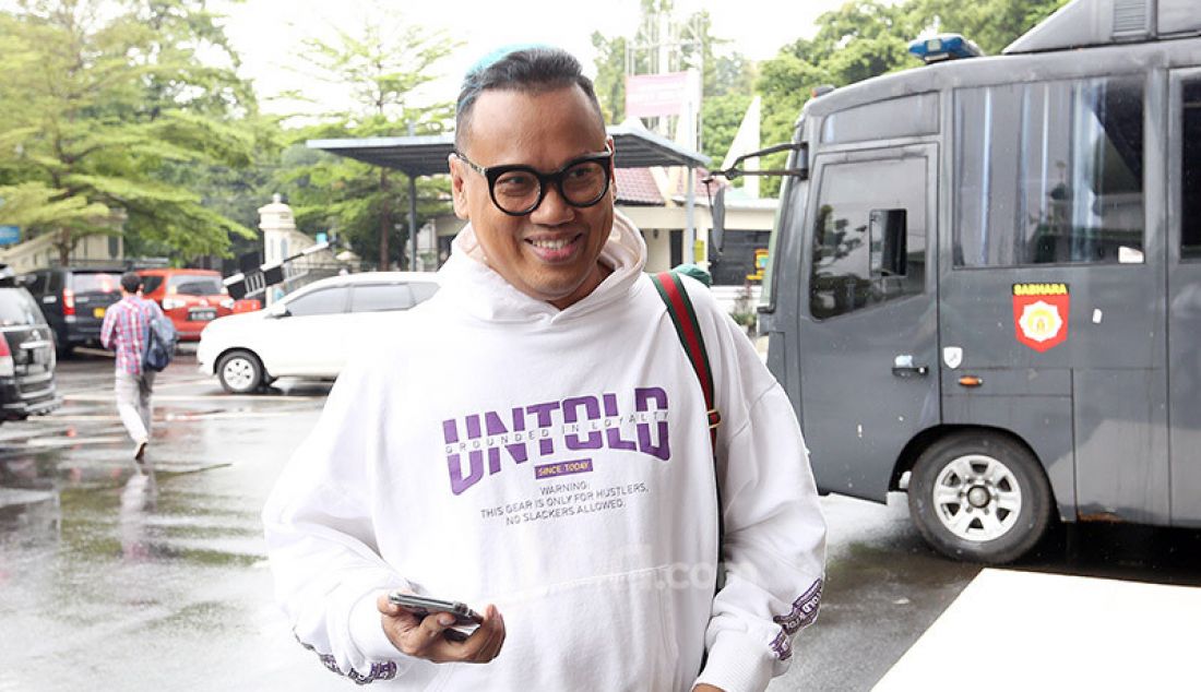 Artis Uya Kuya saat menjengguk Nikita Mirzani di Polres Jaksel sebelum dipindahkan ke Kejaksaan Negeri Jakarta Selatan, Senin (3/2). - JPNN.com