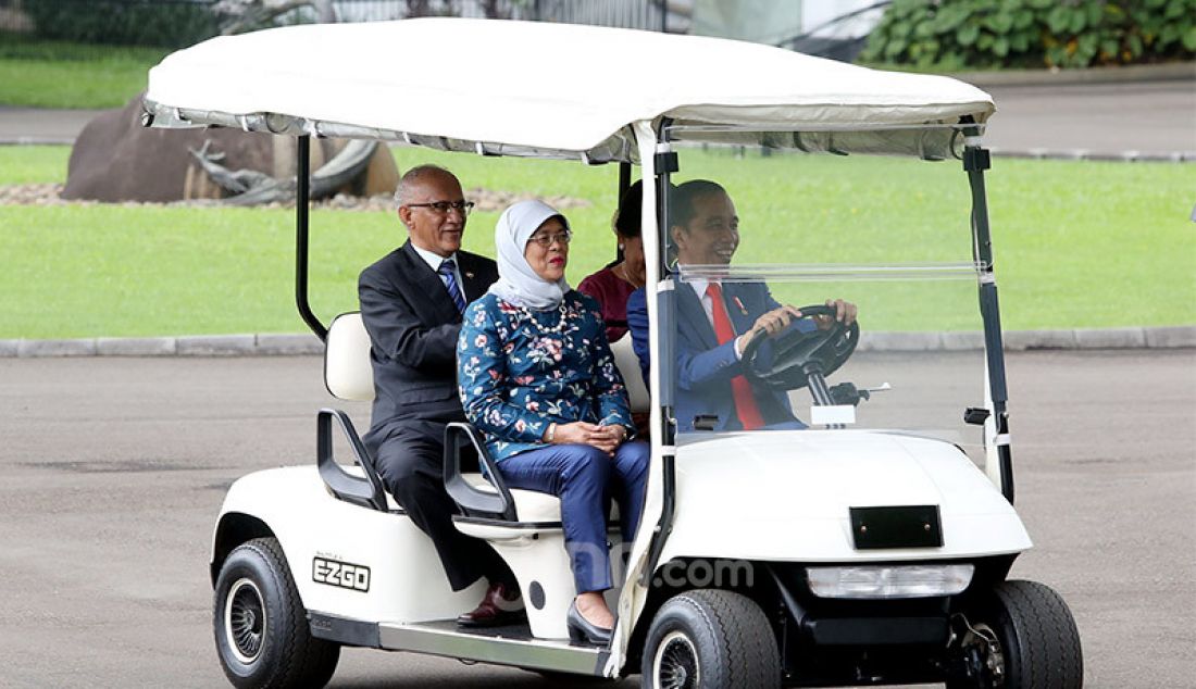 Presiden Joko Widodo menyambut kedatangan Presiden Republik Singapura Halimah Yacob dan Mohamed Abdullah Alhabshee di Istana Bogor, Jawa Barat, Selasa (4/2). - JPNN.com