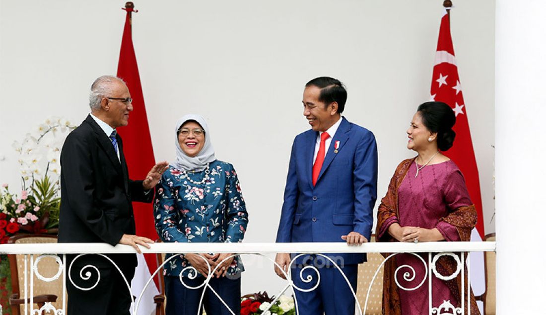Presiden Joko Widodo menyambut kedatangan Presiden Republik Singapura Halimah Yacob dan Mohamed Abdullah Alhabshee di Istana Bogor, Jawa Barat, Selasa (4/2). - JPNN.com