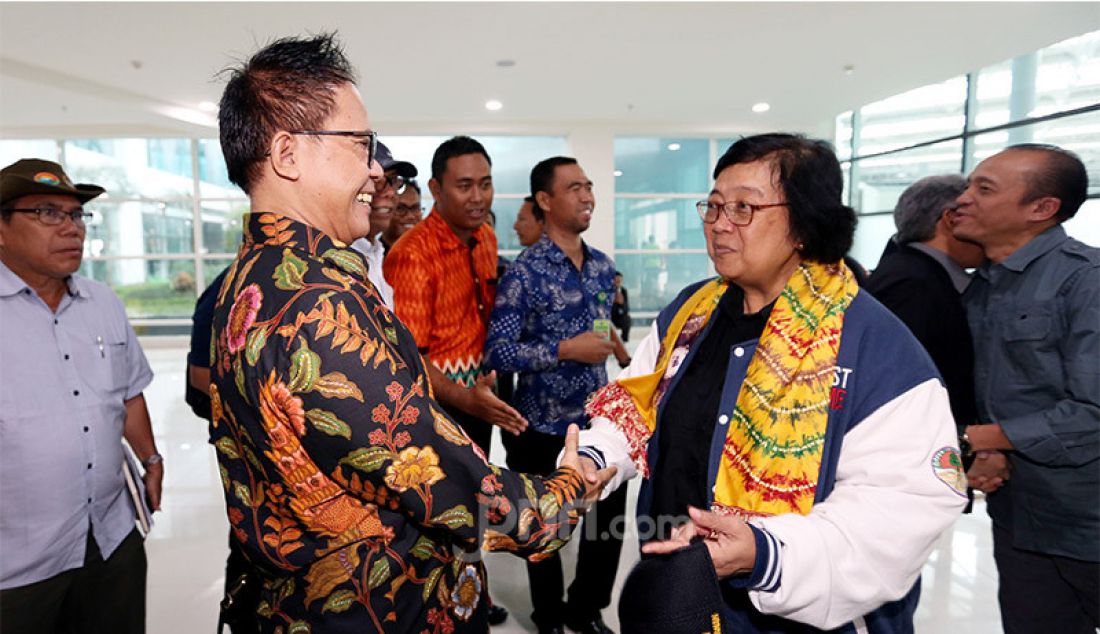 Menteri LHK Siti Nurbaya bersama Ketua Panitia HPN 2020 Auri Jaya meninjau lokasi penanaman pohon di Kawasan Hutan Kota Tropis Pemprov Kalimantan Selatan, Jumat (7/2). - JPNN.com