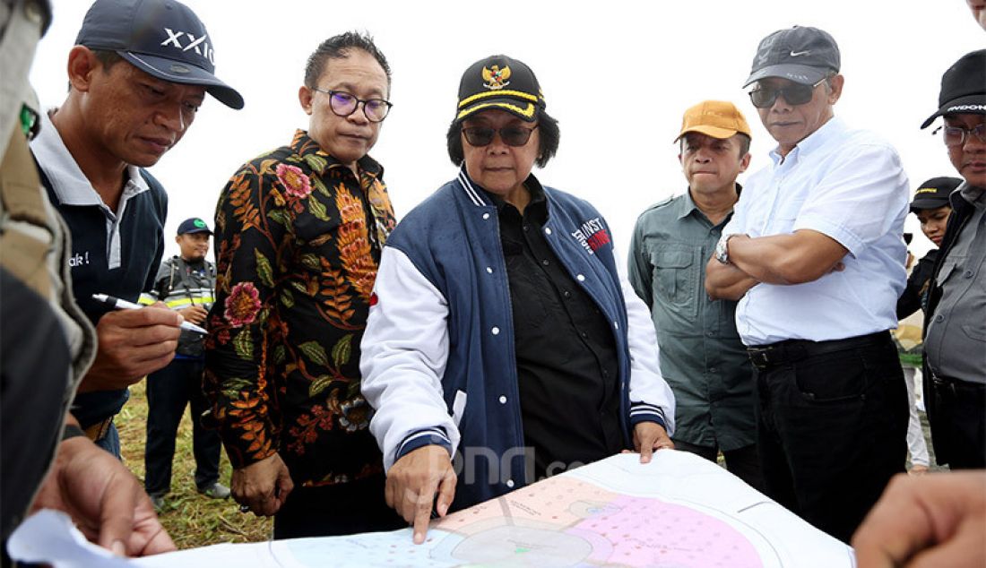 Menteri LHK Siti Nurbaya bersama Ketua Panitia HPN 2020 Auri Jaya meninjau lokasi penanaman pohon di Kawasan Hutan Kota Tropis Pemprov Kalimantan Selatan, Jumat (7/2). - JPNN.com