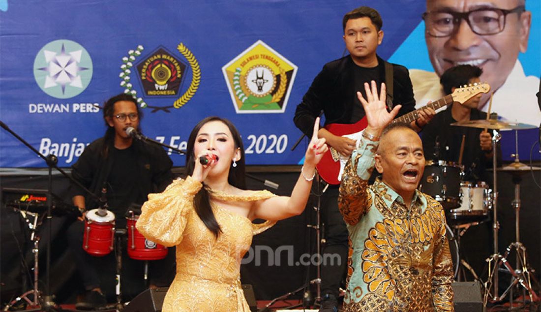 Penyanyi Ucie Sucita saat tampil pada acara Gala Dinner HPN 2020, Banjarmasin, Kalimantan Selatan, Jumat (7/2). - JPNN.com