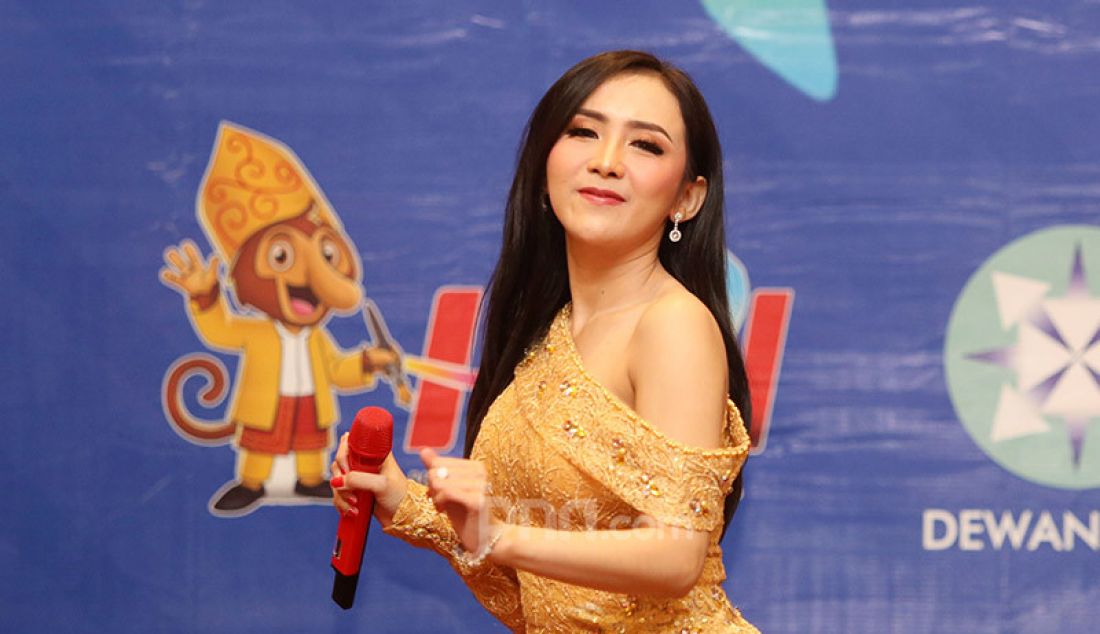 Penyanyi Ucie Sucita saat tampil pada acara Gala Dinner HPN 2020, Banjarmasin, Kalimantan Selatan, Jumat (7/2). - JPNN.com