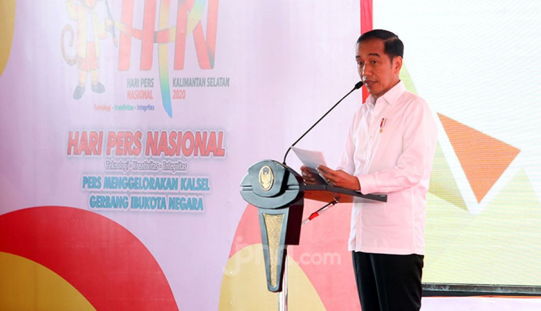 Presiden Joko Widodo menghadiri peringatan Hari Pers Nasional 2020 di Halaman Gedung Pemprov Kalsel, Sabtu (8/2). Pada acara tersebut, Jokowi melakukan penanaman pohon di area Hutan Kota Tropis. - JPNN.com