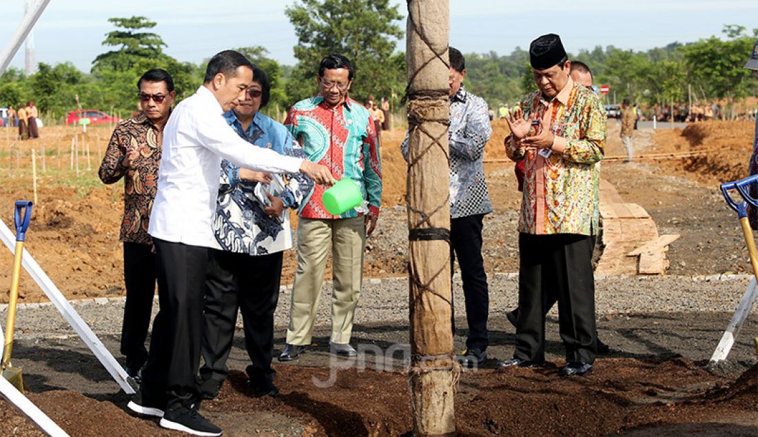 Presiden Joko Widodo menyiram pohon di area Hutan Kota Tropis, Sabtu (8/2). Penanaman pohon ini merupakan bagian dari Peringatan Hari Pers Nasional 2020 yang dilangsungkan di Kalsel. - JPNN.com