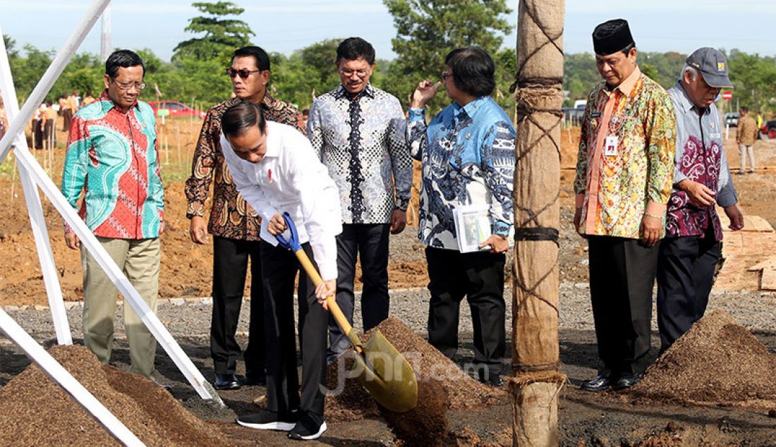 Presiden Joko Widodo menanam pohon di area Hutan Kota Tropis, Sabtu (8/2). Penanaman pohon ini merupakan bagian dari Peringatan Hari Pers Nasional 2020 yang dilangsungkan di Kalsel. - JPNN.com