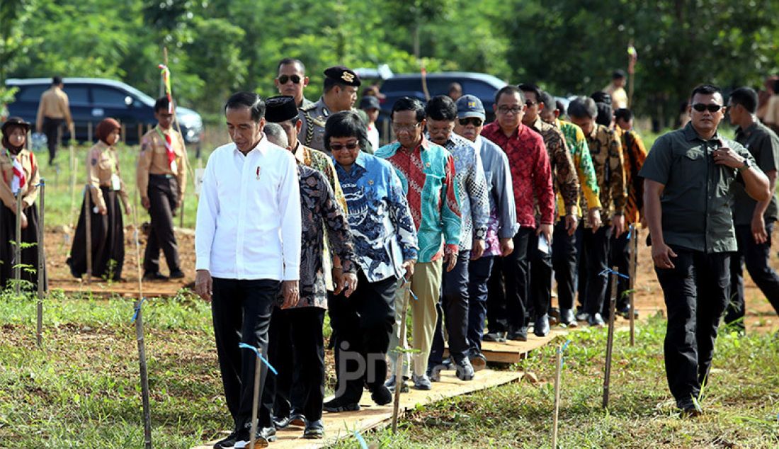 Presiden Joko Widodo menyambangi lokasi penanaman pohon di area Hutan Kota Tropis, Sabtu (8/2). Penanaman pohon dilakukan pada peringatan Hari Pers Nasional 2020 di Kalsel. - JPNN.com