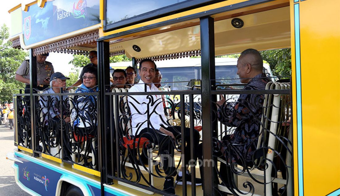 Presiden Joko Widodo bersama sejumlah menteri dan Ketua PWI Pusat Atal S. Depari juga Ketua HPN 2020 Auri Jaya menaikin kendaraan usai peresmian area Hutan Kota Tropis, Kalsel, Sabtu (8/2). - JPNN.com