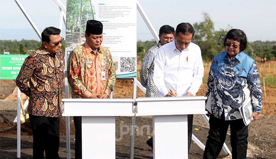 Presiden Joko Widodo meresmikan area Hutan Kota Tropis, Kalsel, Sabtu (8/2). Peresmian area hutan tropis ini ditandai dengan penanaman pohon. - JPNN.com