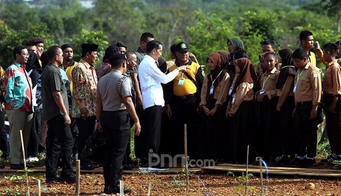 Presiden Joko Widodo berbincang dengan para pelajar di area Hutan Kota Tropis, Sabtu (8/2). - JPNN.com