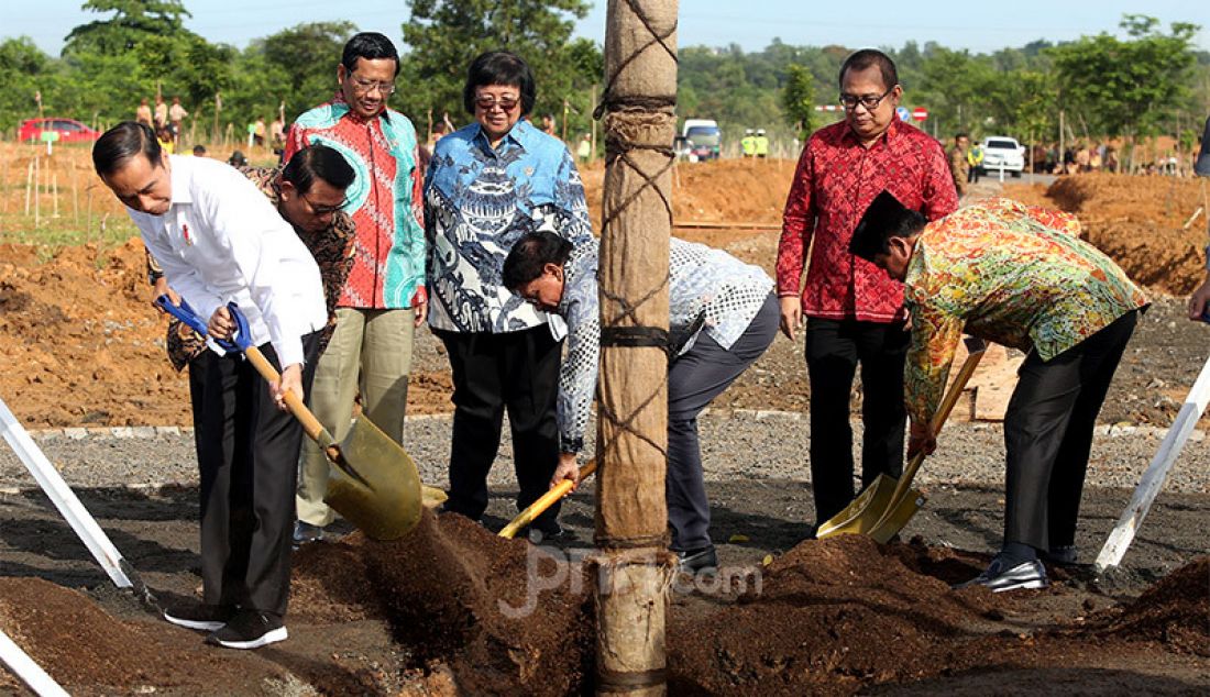 Presiden Joko Widodo menanam pohon di area Hutan Kota Tropis, Sabtu (8/2). Penanaman pohon ini merupakan bagian dari Peringatan Hari Pers Nasional 2020 yang dilangsungkan di Kalsel. - JPNN.com