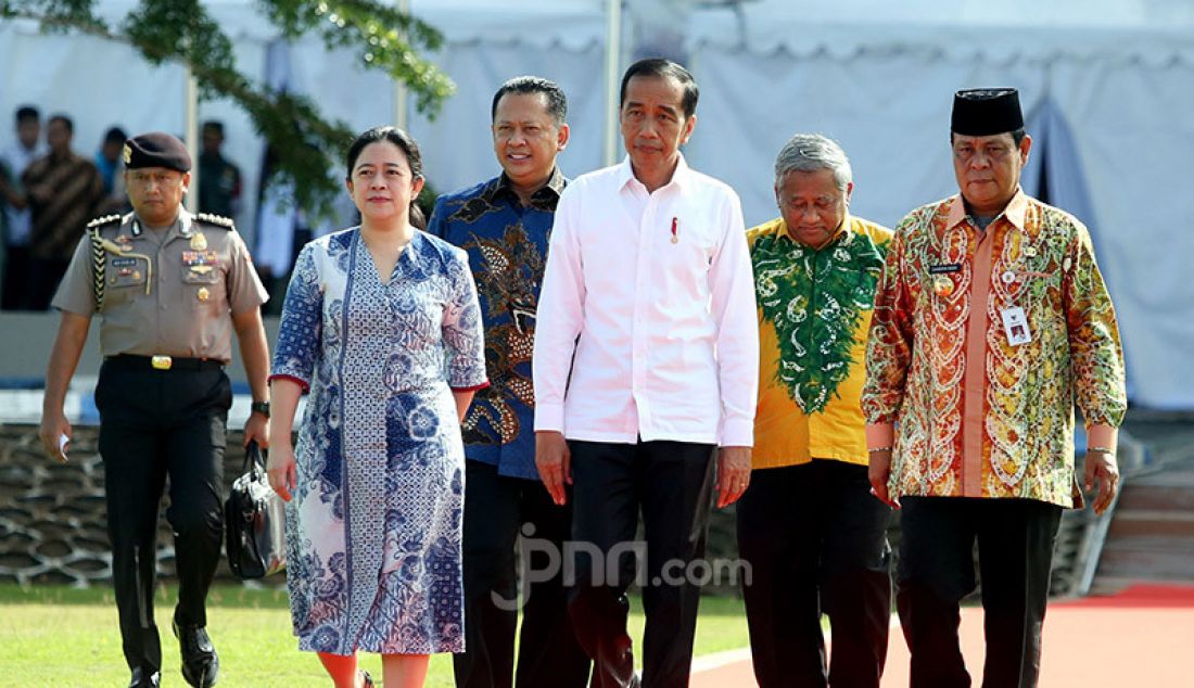 Ketua DPR Puan Maharani, dan Ketua MPR Bambang Soesatyo mendampingi Presiden Joko Widodo saat menghadiri peringatan Hari Pers Nasional 2020 di Kalsel, Sabtu (8/2). - JPNN.com