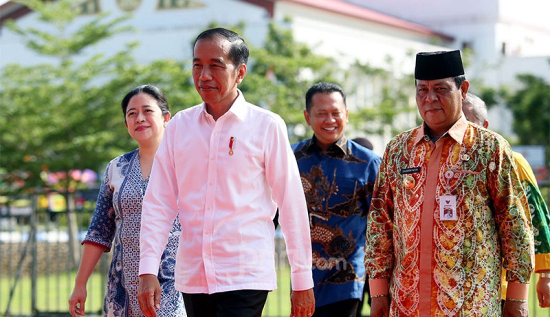 Ketua DPR Puan Maharani, dan Ketua MPR Bambang Soesatyo mendampingi Presiden Joko Widodo saat menghadiri peringatan Hari Pers Nasional 2020 di Kalsel, Sabtu (8/2). - JPNN.com