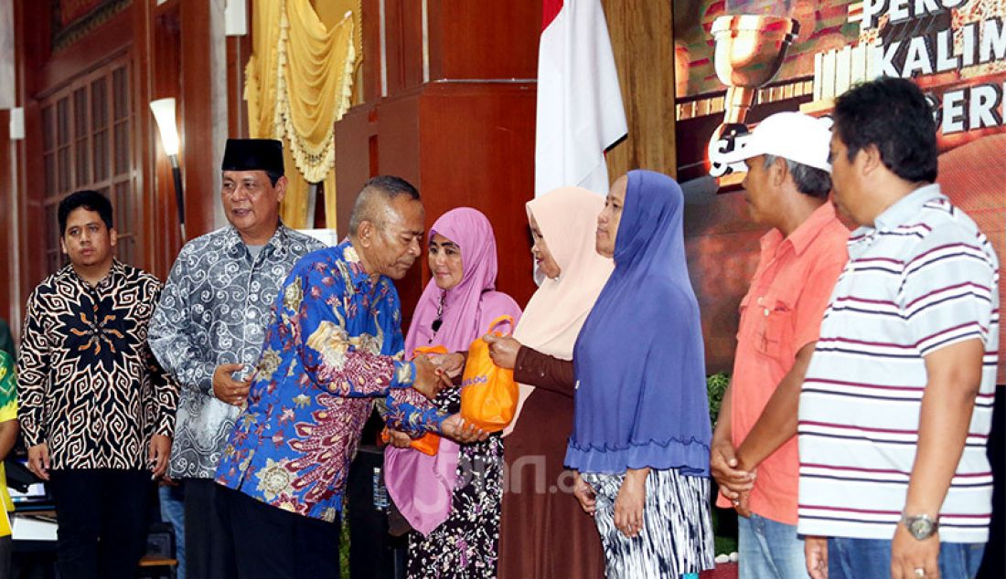 Ketua PWI Pusat Atal S Depari memberikan bingkisan pada puncak Peringatan HPN 2020, Kalimantan Selatan, Minggu (9/2). - JPNN.com
