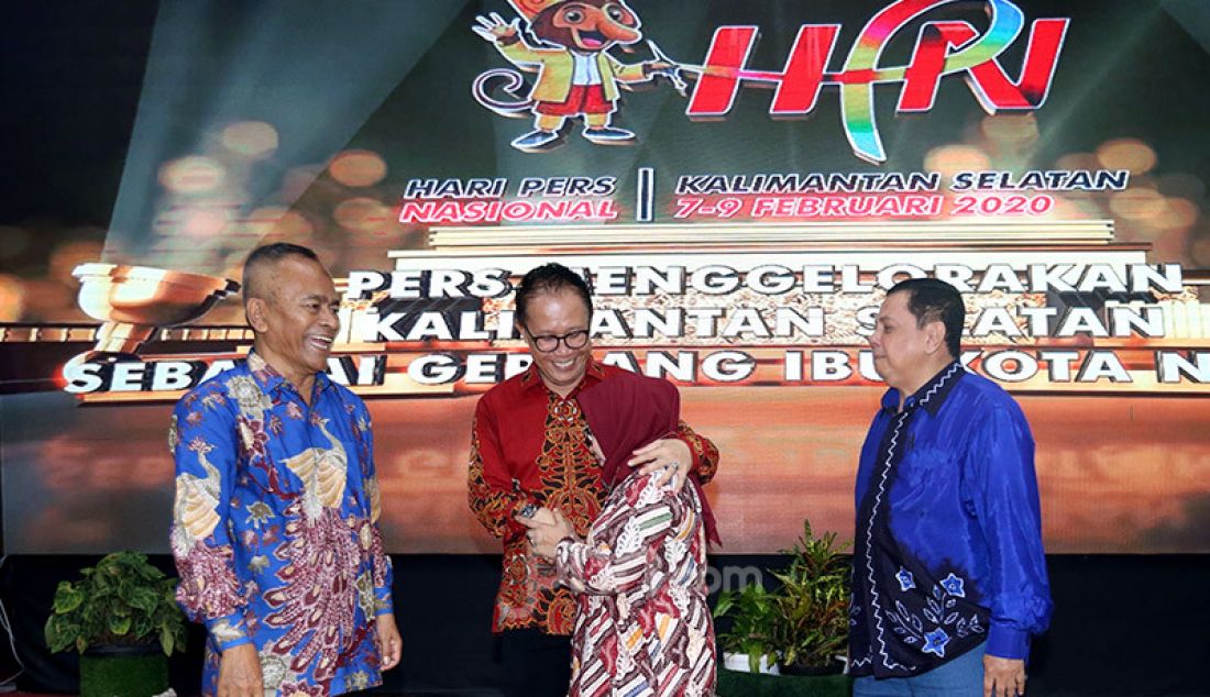 Ketua PWI Pusat Atal S Depari dan Ketua peringatan Hari Pers Nasional (HPN) 2020, Auri Jaya pada puncak Peringatan HPN 2020, Kalimantan Selatan, Minggu (9/2). - JPNN.com