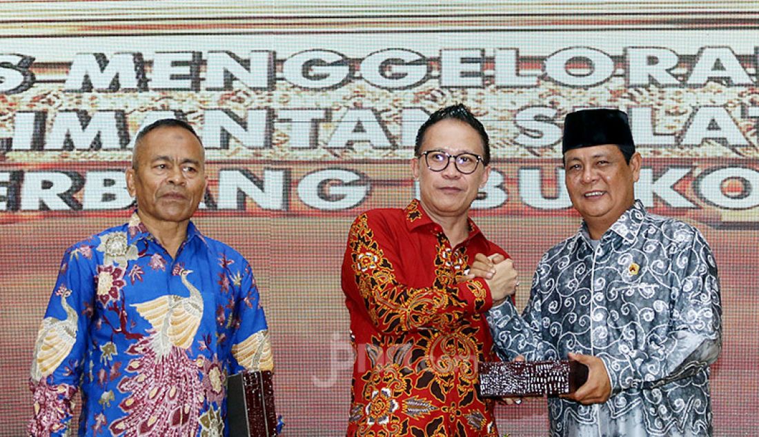 Ketua peringatan Hari Pers Nasional (HPN) 2020, Auri Jaya memberikan cinderamata kepada Gubernur Kalimantan Selatan Sahbirin Noor pada puncak Peringatan HPN 2020, Kalimantan Selatan, Minggu (9/2). - JPNN.com