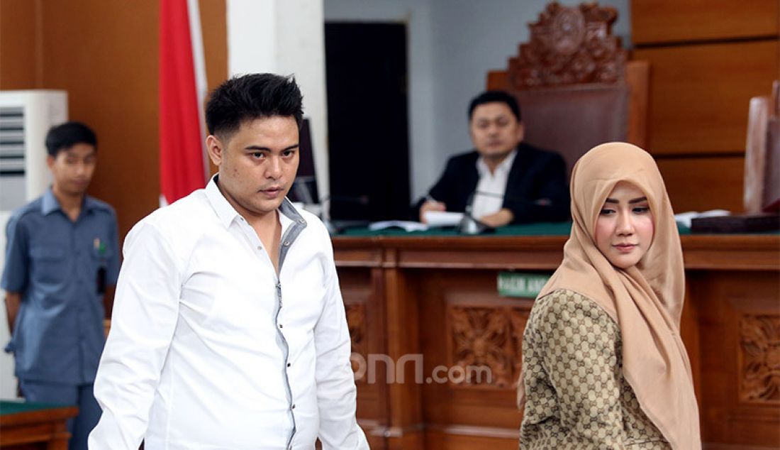 Terdakwa kasus ikan asin Galih Ginanjar dan Rey Utami menjalani sidang di PN Jakarta Selatan, Jakarta, Senin (10/2). Istri Galih Ginanjar menjadi saksi pada sidang tersebut. - JPNN.com