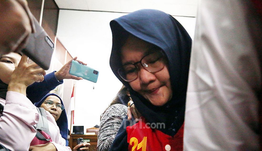 Terdakwa Aulia Kesuma menjalani sidang perdana kasus Pembunuhan terhadap suami dan anak tirinya di PN Jakarta Selatan, Senin (10/2). Aulia dan Geovanni didakwa melakukan pembunuhan berencana. - JPNN.com