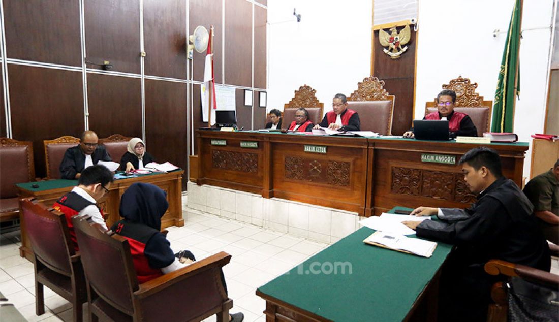 Terdakwa Aulia Kesuma dan Geovanni Kalvin menjalani sidang perdana kasus Pembunuhan terhadap suami dan anak tirinya di PN Jakarta Selatan, Senin (10/2). Aulia dan Geovanni didakwa melakukan pembunuhan berencana. - JPNN.com