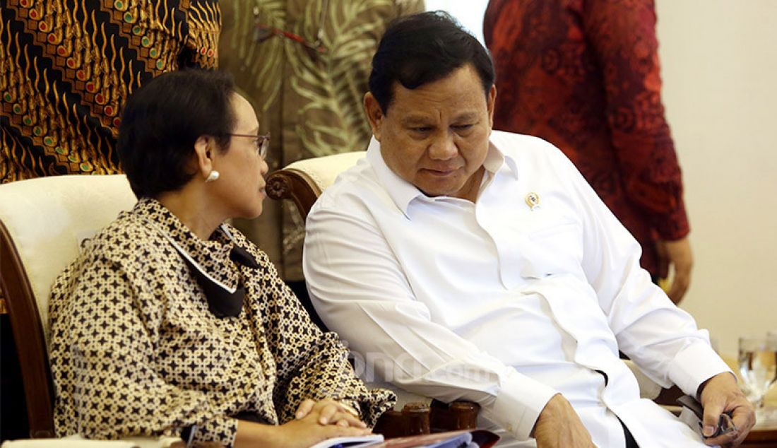 Menlu Retno Marsudi berbincang dengan Menhan Prabowo Subianto pada Sidang Kabinet Paripurna Antisipasi Dampak Perekonomian Global di Istana Bogor, Jawa Barat, Selasa (11/2). - JPNN.com