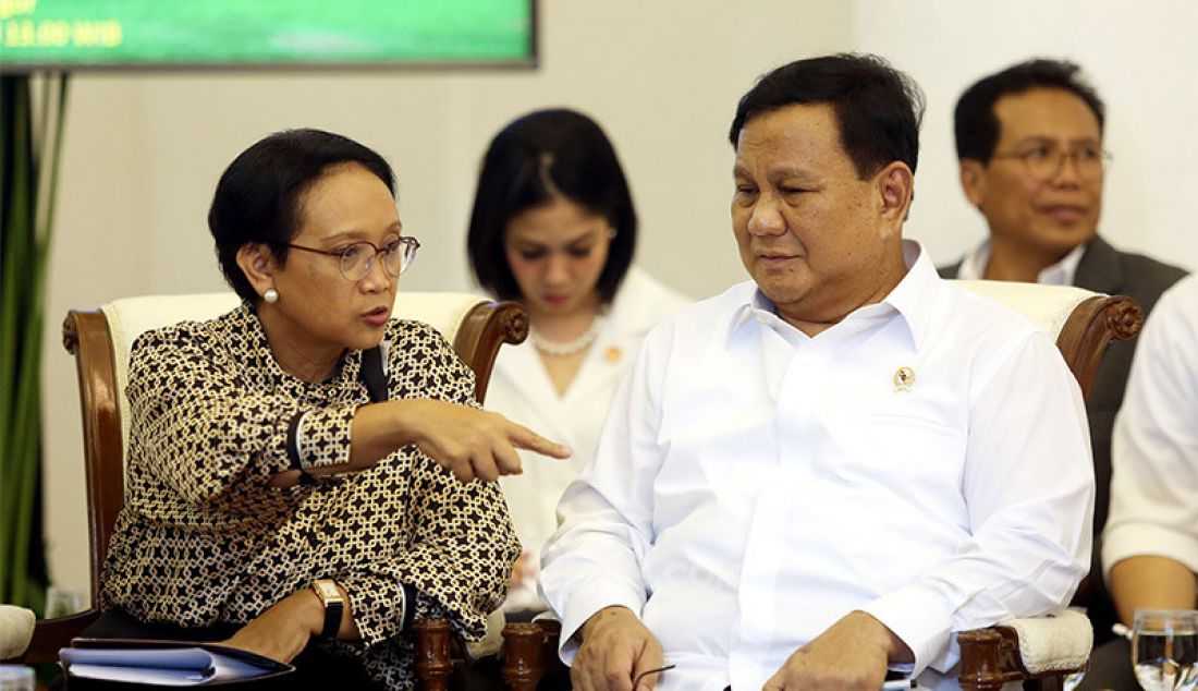 Menlu Retno Marsudi berbincang dengan Menhan Prabowo Subianto pada Sidang Kabinet Paripurna Antisipasi Dampak Perekonomian Global di Istana Bogor, Jawa Barat, Selasa (11/2). - JPNN.com