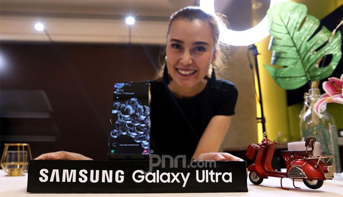 Model menunjukkan Samsung Galaxy S20 Ultra pada acara Hands On Preview Samsung Galaxy S20 Ultra, Jakarta, Kamis (13/2). Galaxy S20 berteknologi kamera AI terbaru dengan image sensor terbesar untuk menghasilkan foto yang menawan. - JPNN.com