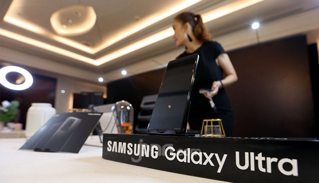 Model menunjukkan Samsung Galaxy S20 Ultra pada acara Hands On Preview Samsung Galaxy S20 Ultra, Jakarta, Kamis (13/2). Galaxy S20 berteknologi kamera AI terbaru dengan image sensor terbesar untuk menghasilkan foto yang menawan. - JPNN.com