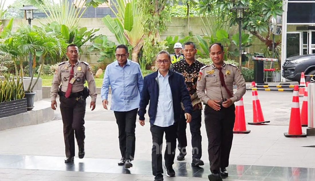 Ketua Umum PAN Zulkifli Hasan akhirnya menghadiri panggilan penyidik KPK, Jakarta, Jumat (14/2). Zulhas diperiksa sebagai saksi dalam kasus dugaan suap terkait revisi alih fungsi hutan di Riau pada 2014. - JPNN.com