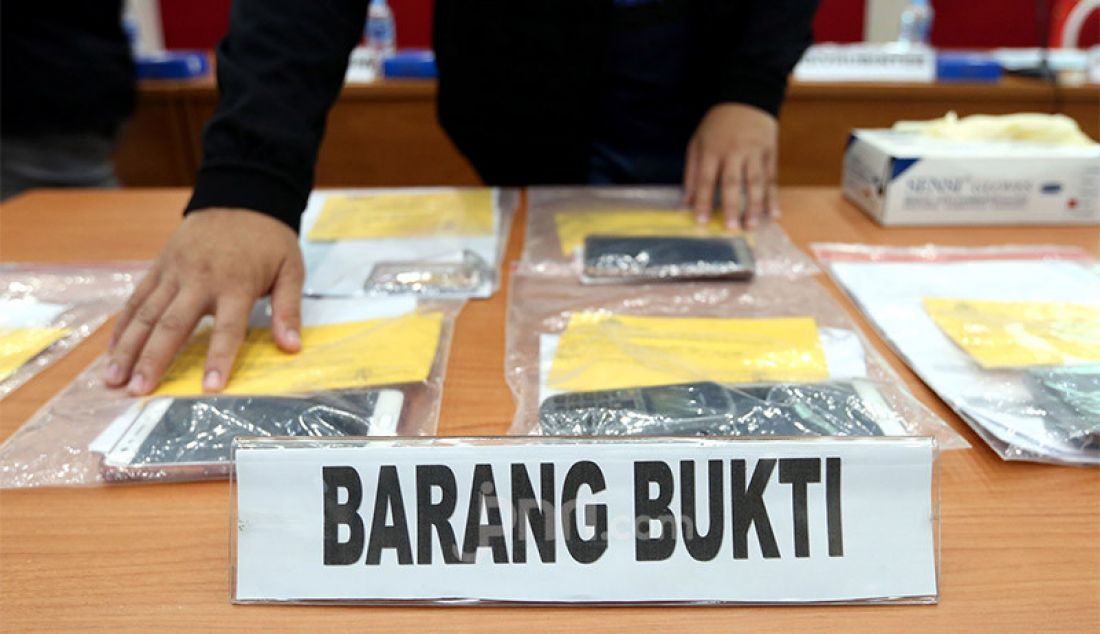 Barang bukti kasus TPPO, Eksploitasi Seksual Modus Booking Out Kawin Kontrak dan Short Time di Wilayah Puncak Bogor diperlihatkan saat press release di Gedung Bareskrim Polri, Jakarta, Jumat (14/2). - JPNN.com