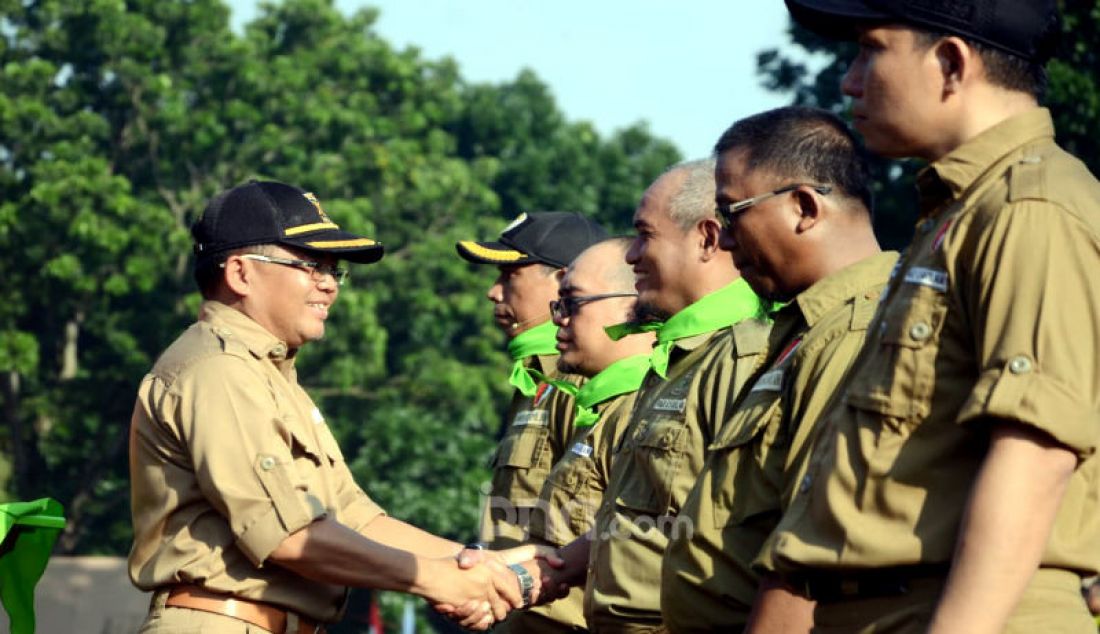 Presiden PKS Sohibul Iman (kiri) menyematkan syal hijau sebagai simbolisasi tanda dimulainya Kembara 2020 PKS kepada perwakilan komandan regu. - JPNN.com