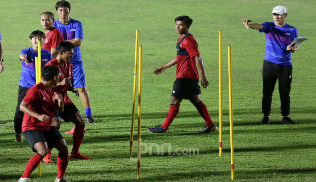 Pelatih Timnas Indonesia Shin Tae-yong memimpin latihan timnas Indonesia di Stadion Madya, Senayan, Jakarta, Jumat (14/2). - JPNN.com