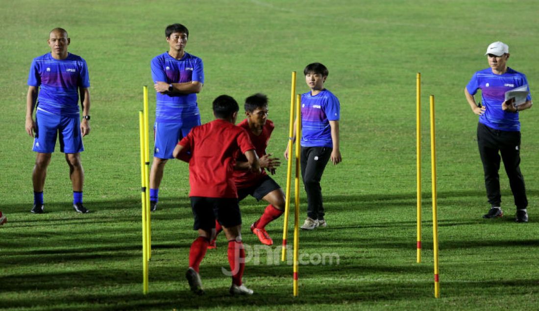 Pelatih Timnas Indonesia Shin Tae-yong memimpin latihan timnas Indonesia di Stadion Madya, Senayan, Jakarta, Jumat (14/2). - JPNN.com