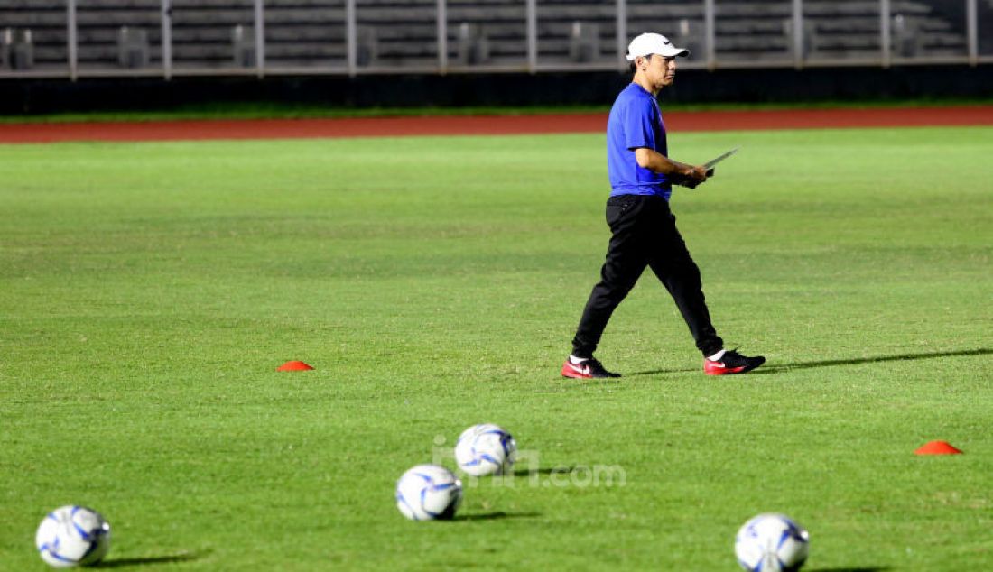 Pelatih Timnas Indonesia Shin Tae-yong memimpin latihan timnas Indonesia di Stadion Madya, Senayan, Jakarta, Jumat (14/2). - JPNN.com