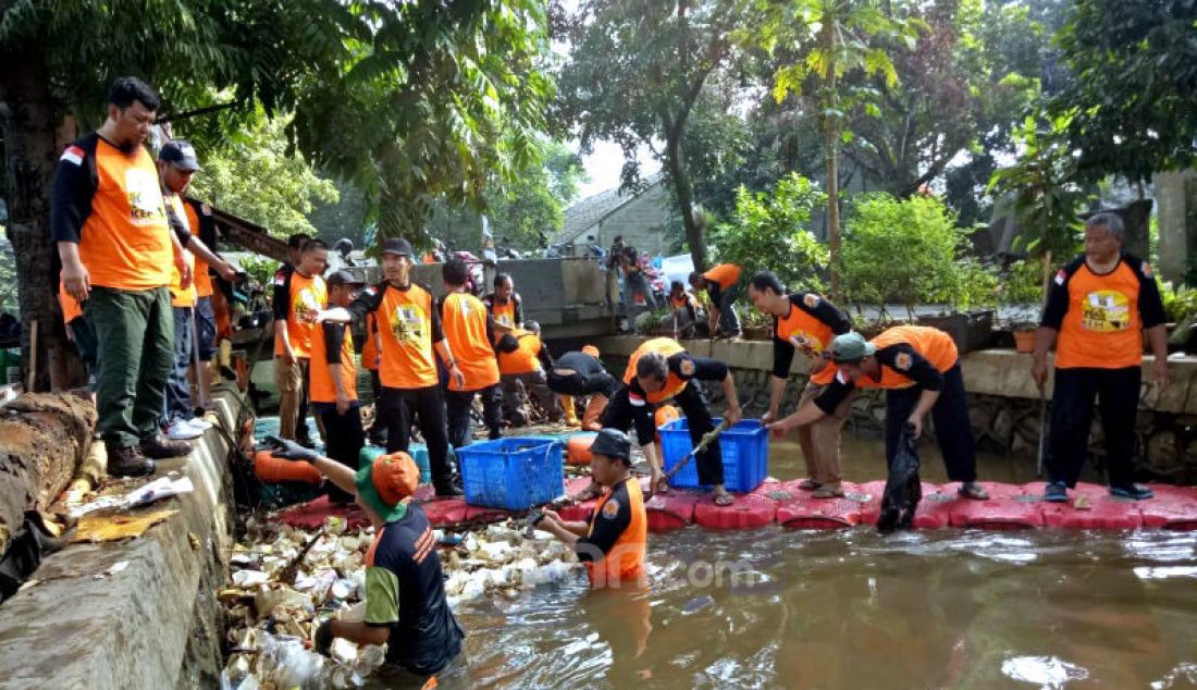 Sejumlah relawan PKS Jakarta Selatan lainnya melakukan bersih-bersih anak kali di wilayah Jagakarsa, Jakarta Selatan, pada rangkaian penutupan Kembara 2020, Minggu (16/2). - JPNN.com