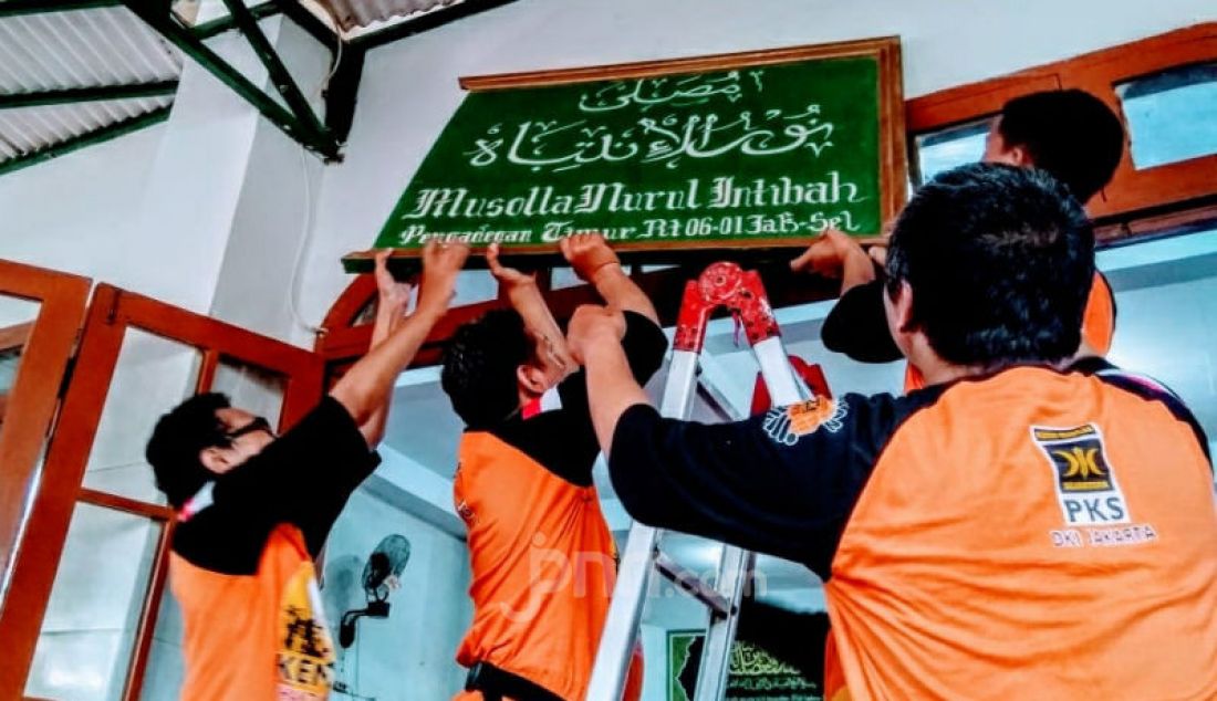 Sejumlah relawan PKS Jakarta Selatan melakukan bakti sosial dengan membersihkan musholla Nurul Intibah di Pengadegan Timur, Jakarta Selatan, dan ini menandai berakhirnya Kembara PKS 2020, Minggu (16/2). - JPNN.com
